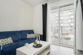 Black and White Apartment Close to the River in Wrocław by Noclegi Renters, Wrocław